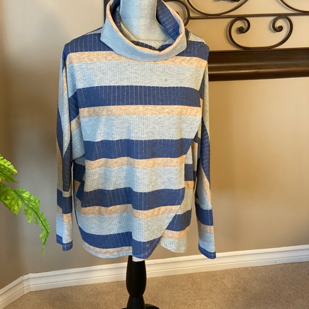 Light sweater with overlapping front. Can be worn over a tee or heavier sweater